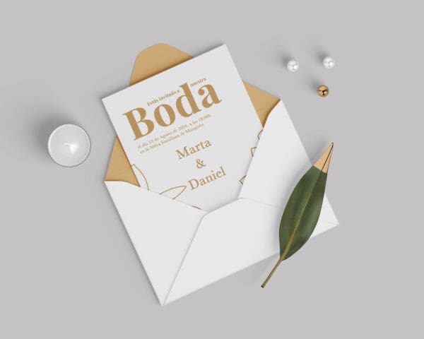 Invitación de boda dentro de un sobre con matices color oro